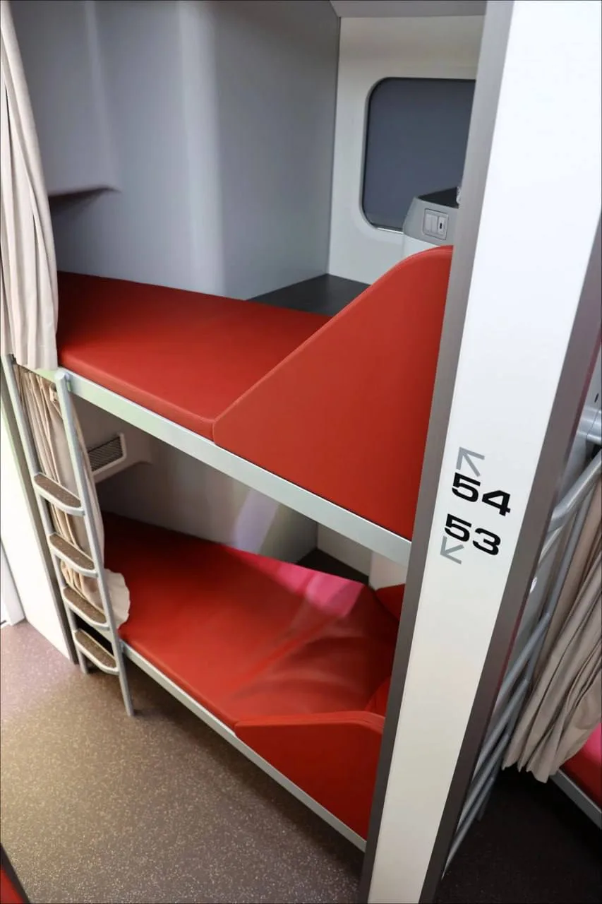 🚆 Одиночные капсулы появятся в поездах РЖД — компания уже запустила такие вагоны в про...