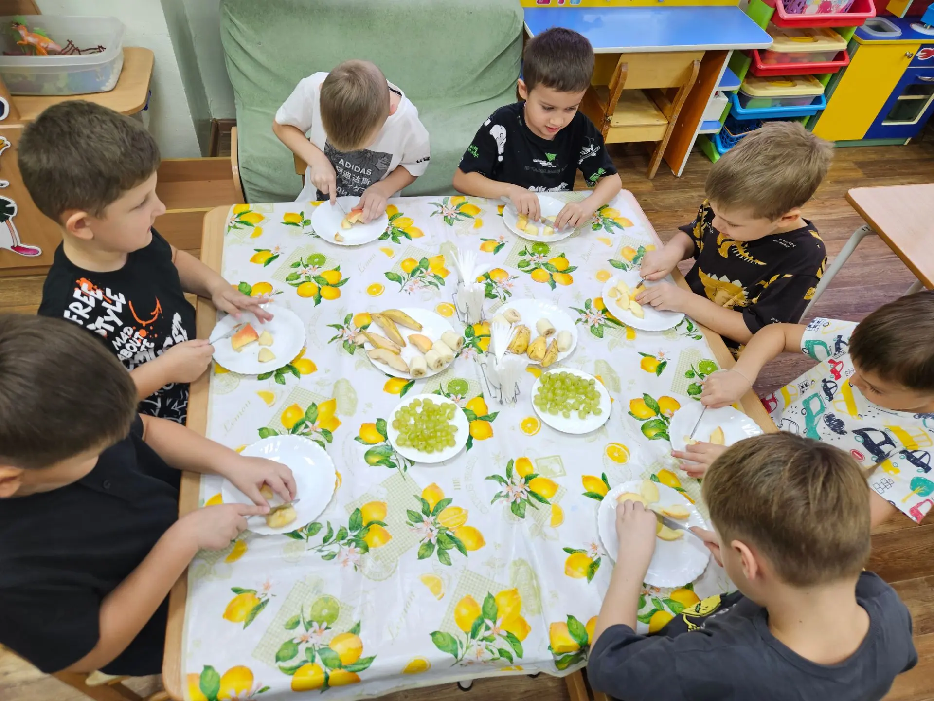 В целях закрепления знаний о фруктах и их пользе дети группы "Капитошка" попробовали се...