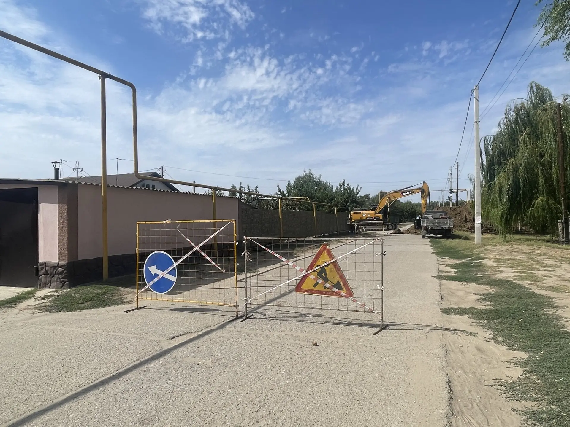 В поселке Куйбышев Среднеахтубинского района продолжается строительство новых водопрово...
