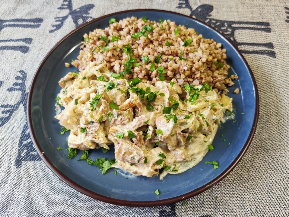 🍄 Лисички с куриным филе в сливочном соусе — нежное мясо с грибами и густой подливкой....