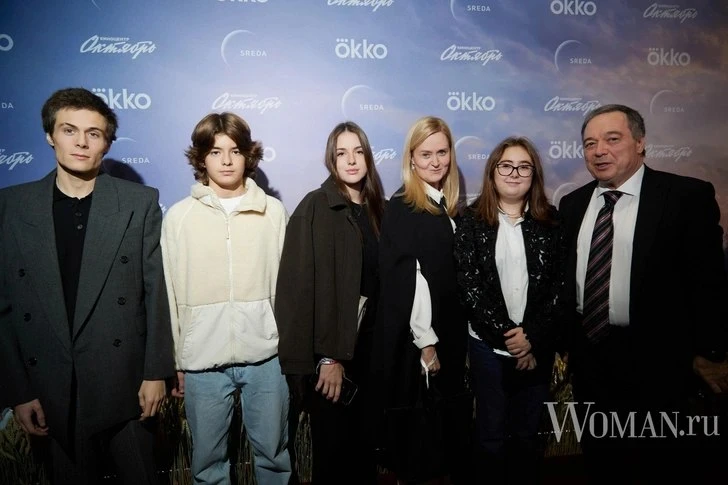 🎬✨ Дети Михалковой пришли на премьеру без мамы