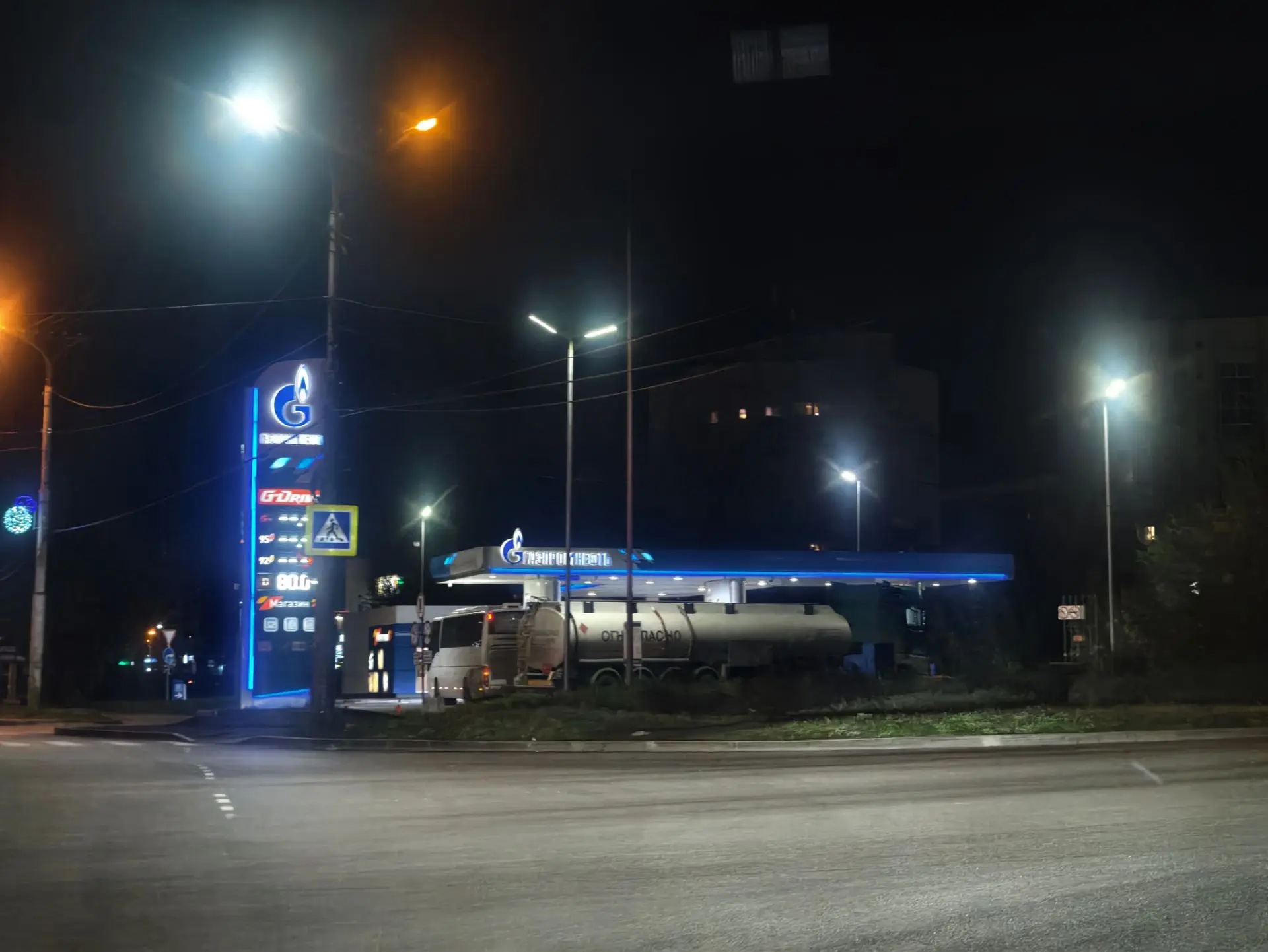 На АЗС Газпромнефть по Суворова привезли бензин.