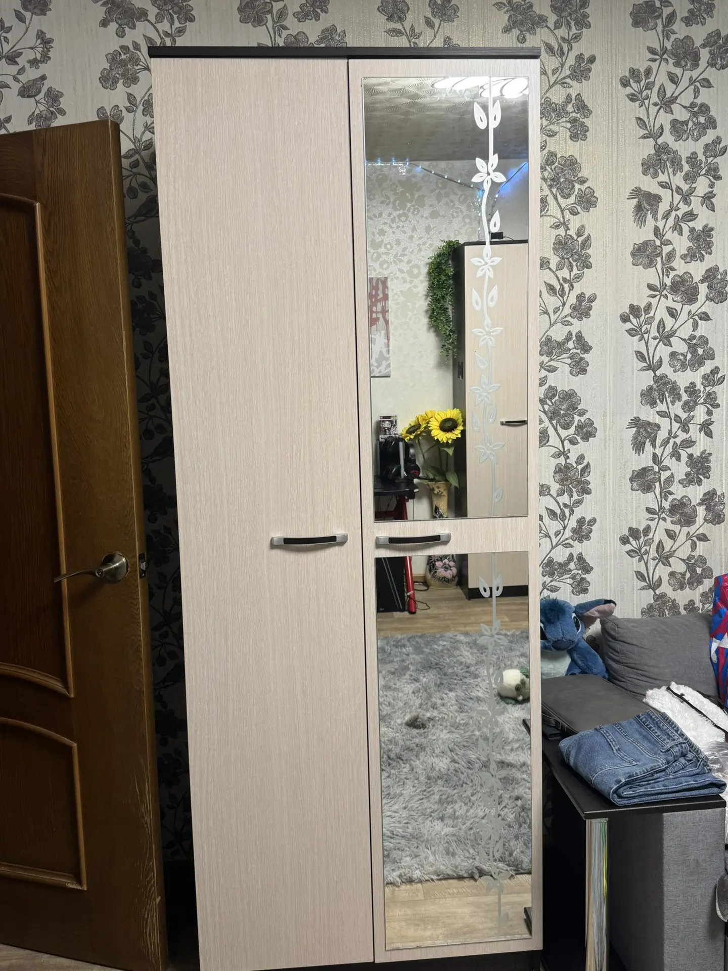 Продаётся двухстворчатый шкаф в хорошем состоянии.
