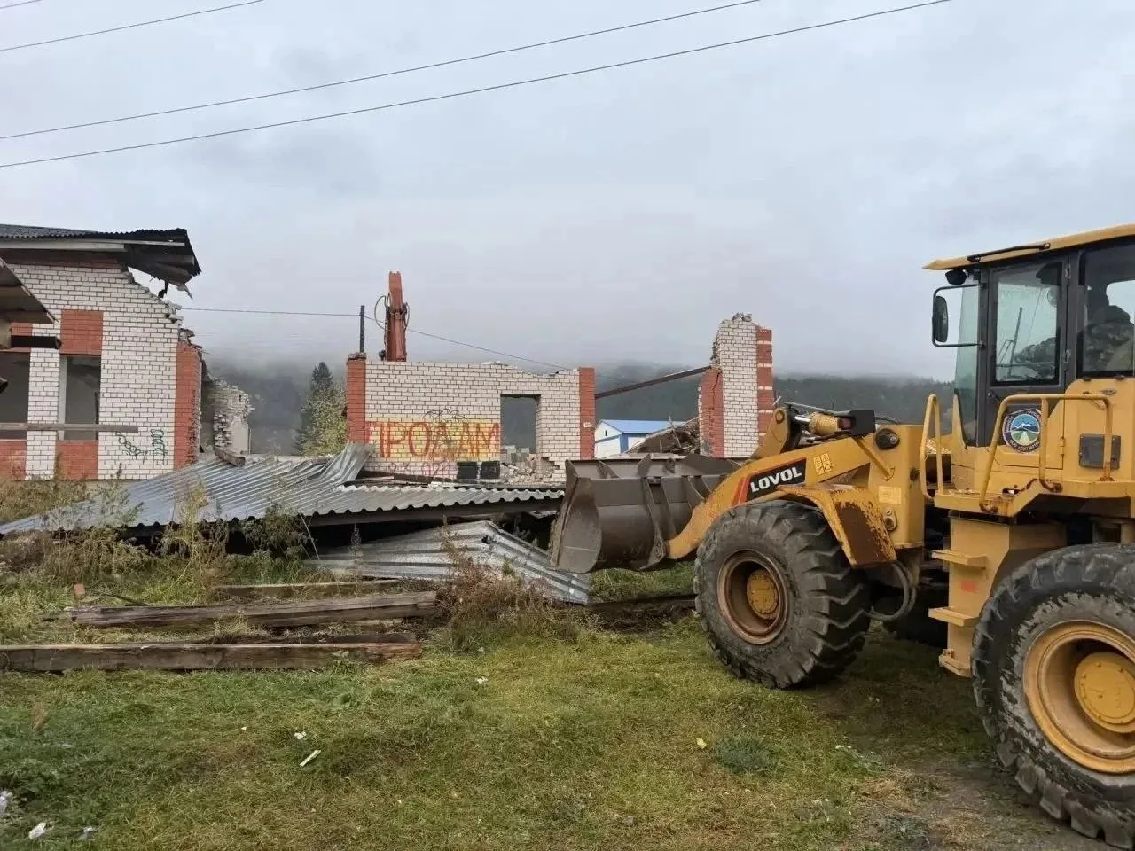 ⚡ В Чемале сносят аварийное здание, представляющее угрозу для жителей.