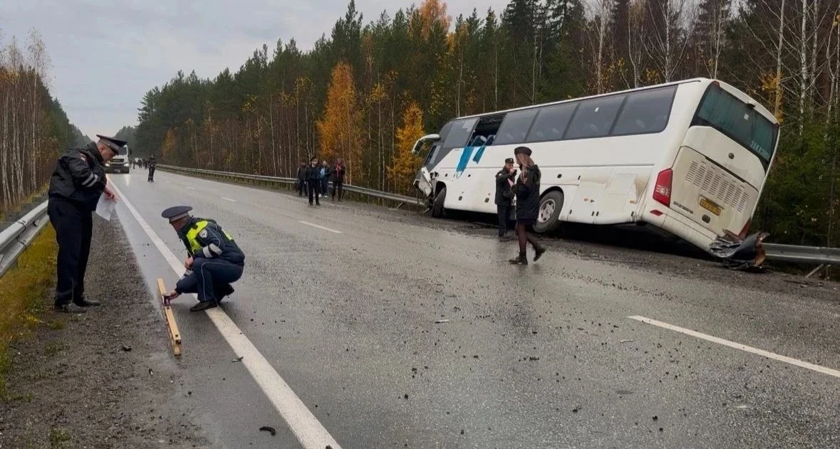 Два человека погибли в результате лобового столкновения легковушки и автобуса на Режевс...