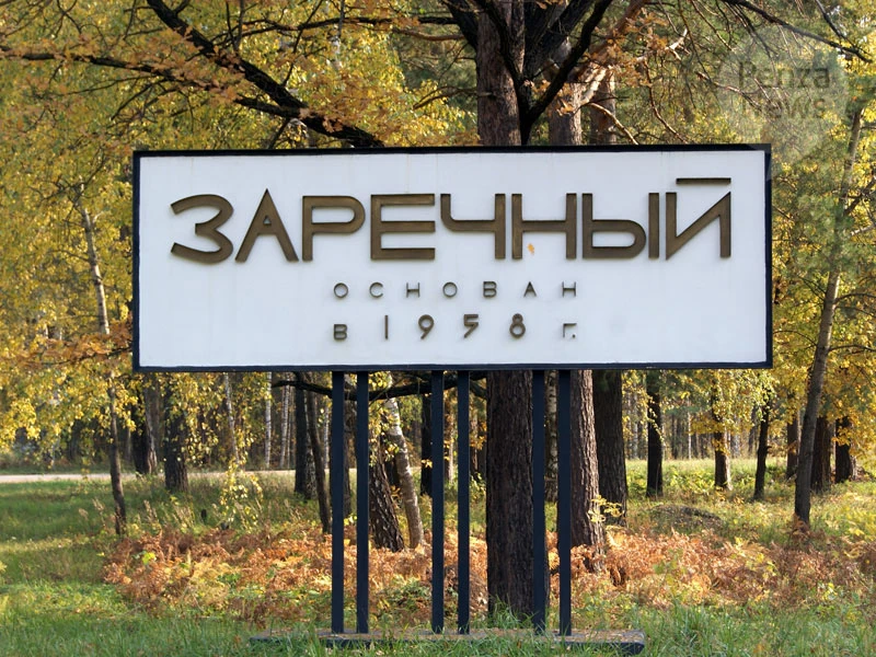 Автомобиль врезался в ворота КПП на проспекте Мира в Заречном