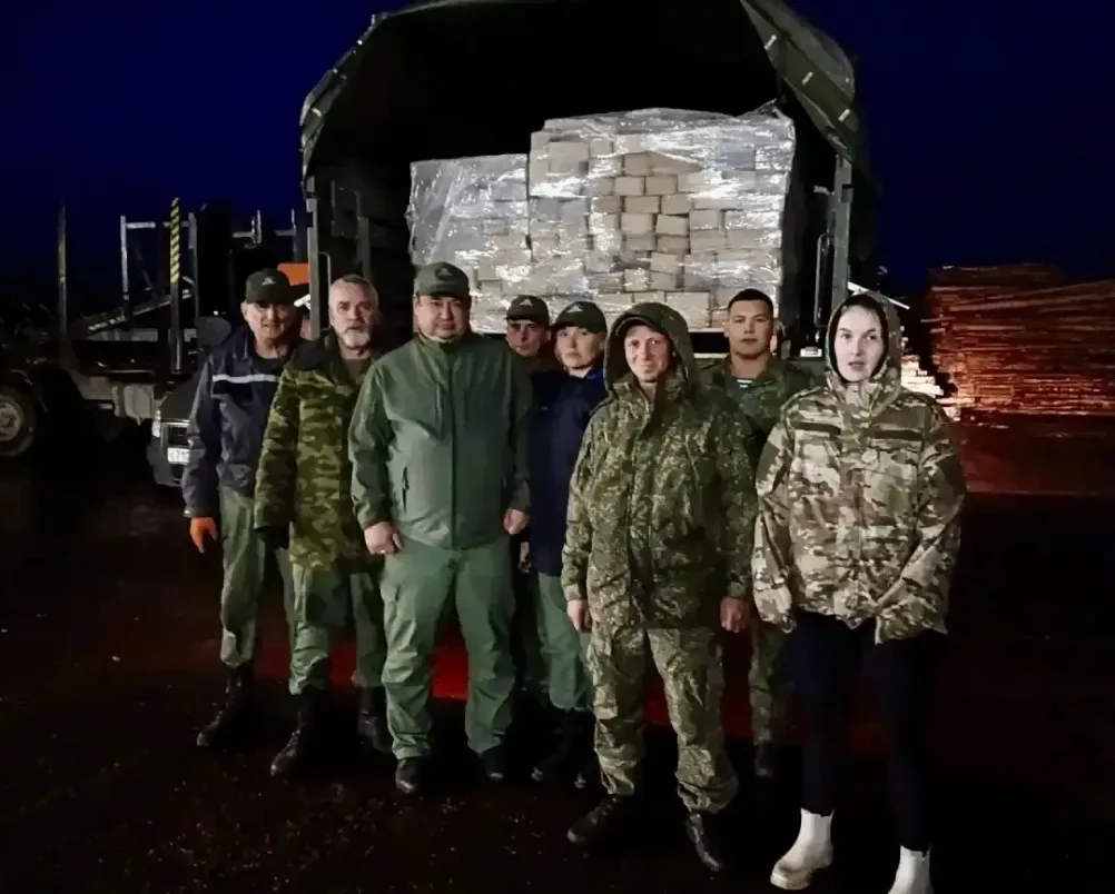 Дружинники из Пскова и Псковского района собрали и погрузили девять поддонов топливных ...