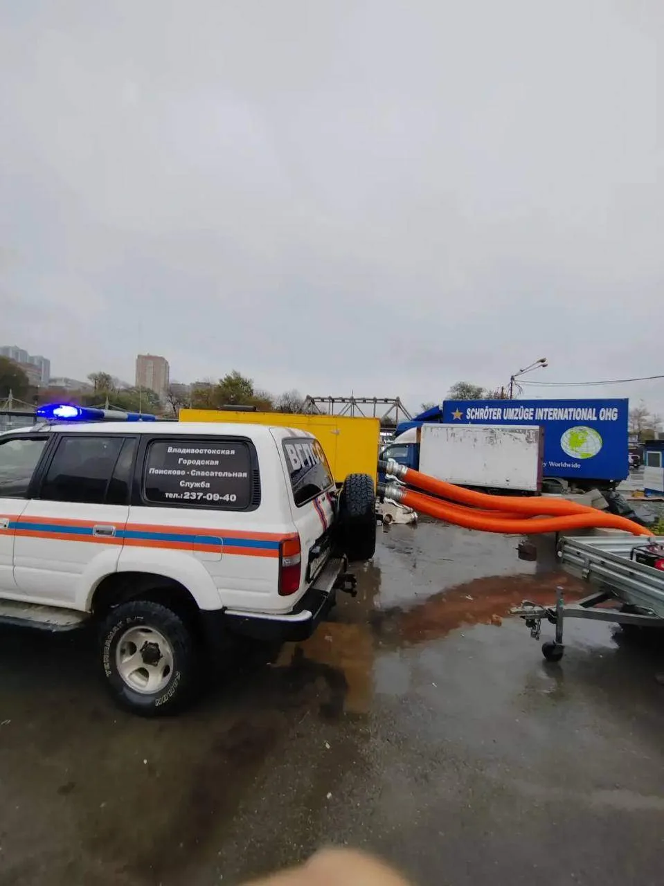 Городские службы с ночи откачивают воду насосами в местах подтоплений                  ...