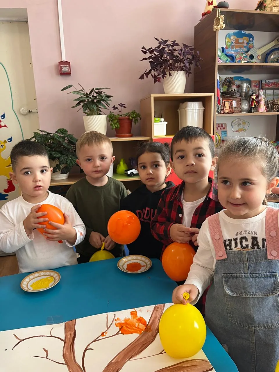 Коллективная работа в младшей группе «Осеннее дерево» в технике отпечатка шариком.