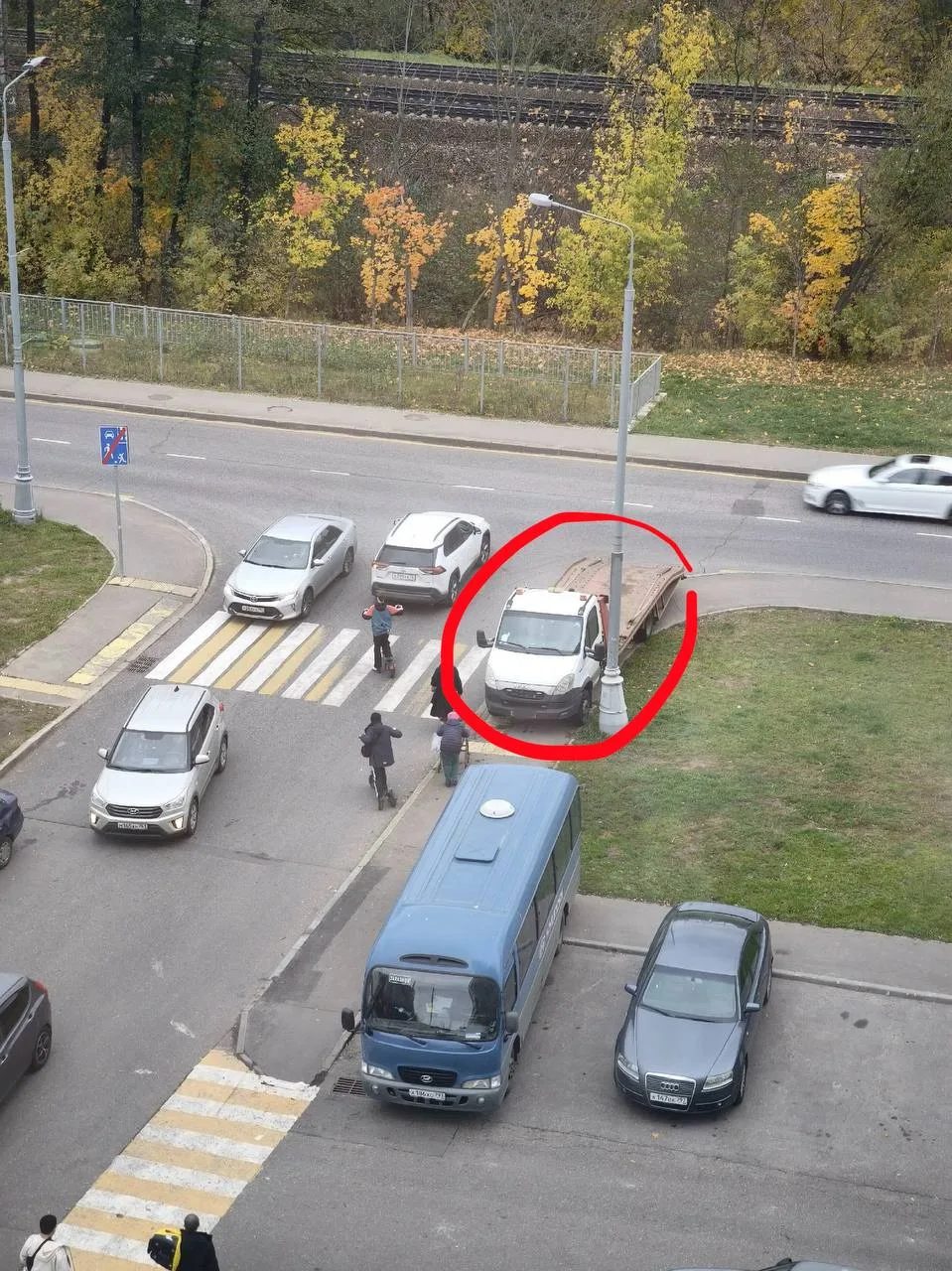 Водители продолжают думать, что тротуары предназначены для парковки 😕