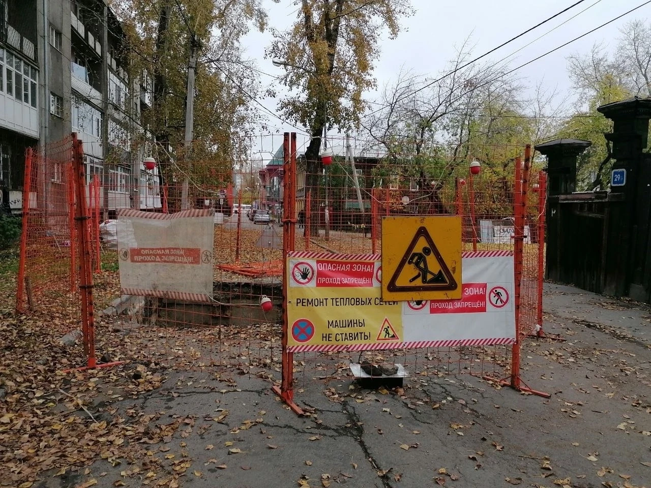 #нампишут Улица Лапина. Уже 10 дней, как вырыли яму, перекрыли движение, все бросили и ...