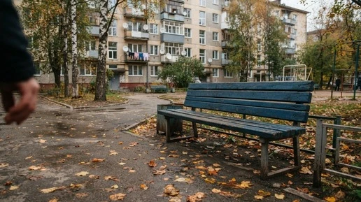 В Екатеринбурге покрасили лавочки у домов на улице Академика Парина