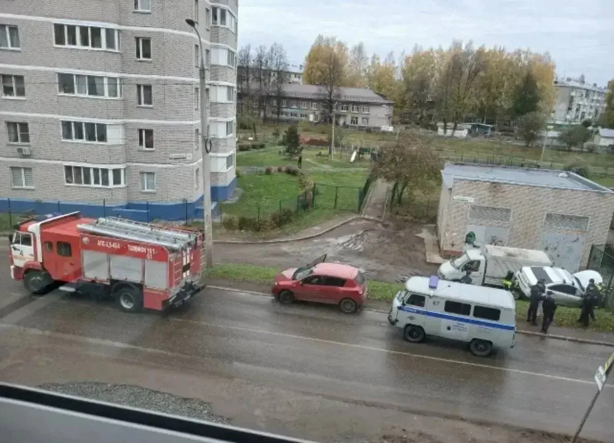 Буммашевская 44, авария. Машина врезалась в бетонное ограждение забора. За рулем была д...