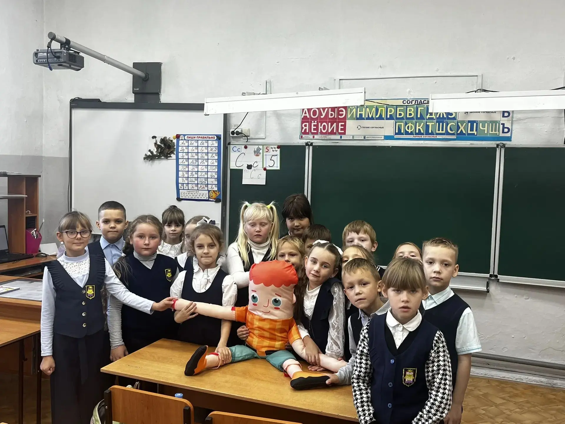 🚑В МБОУ ООШ №3 прошёл мастер‑класс «Навыки оказания первой помощи», проведенный инстру...