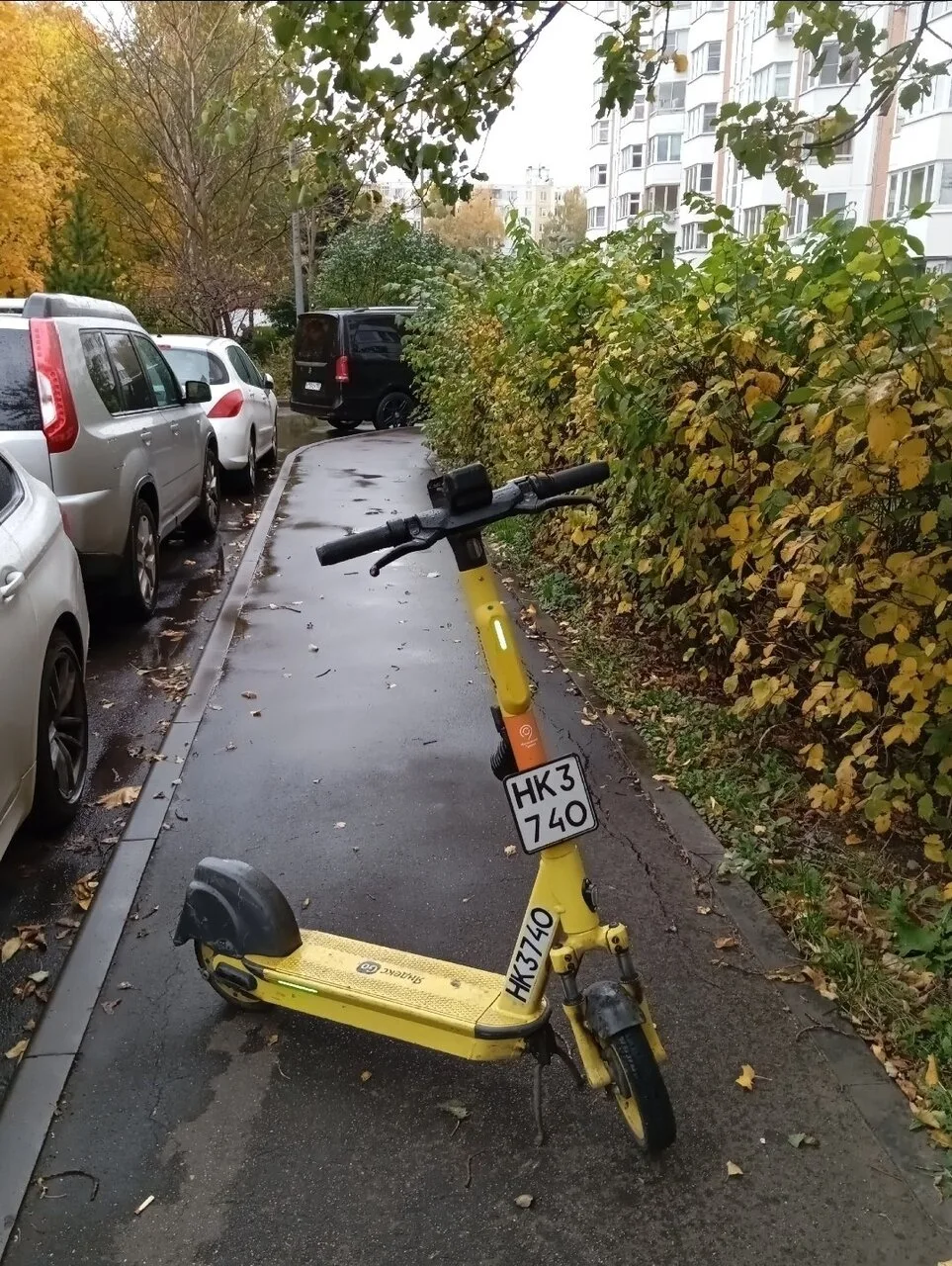 🛴 «Яндекс, конечно, сейчас сбоит, но вот так парковать самокат прямо поперёк тротуара ...