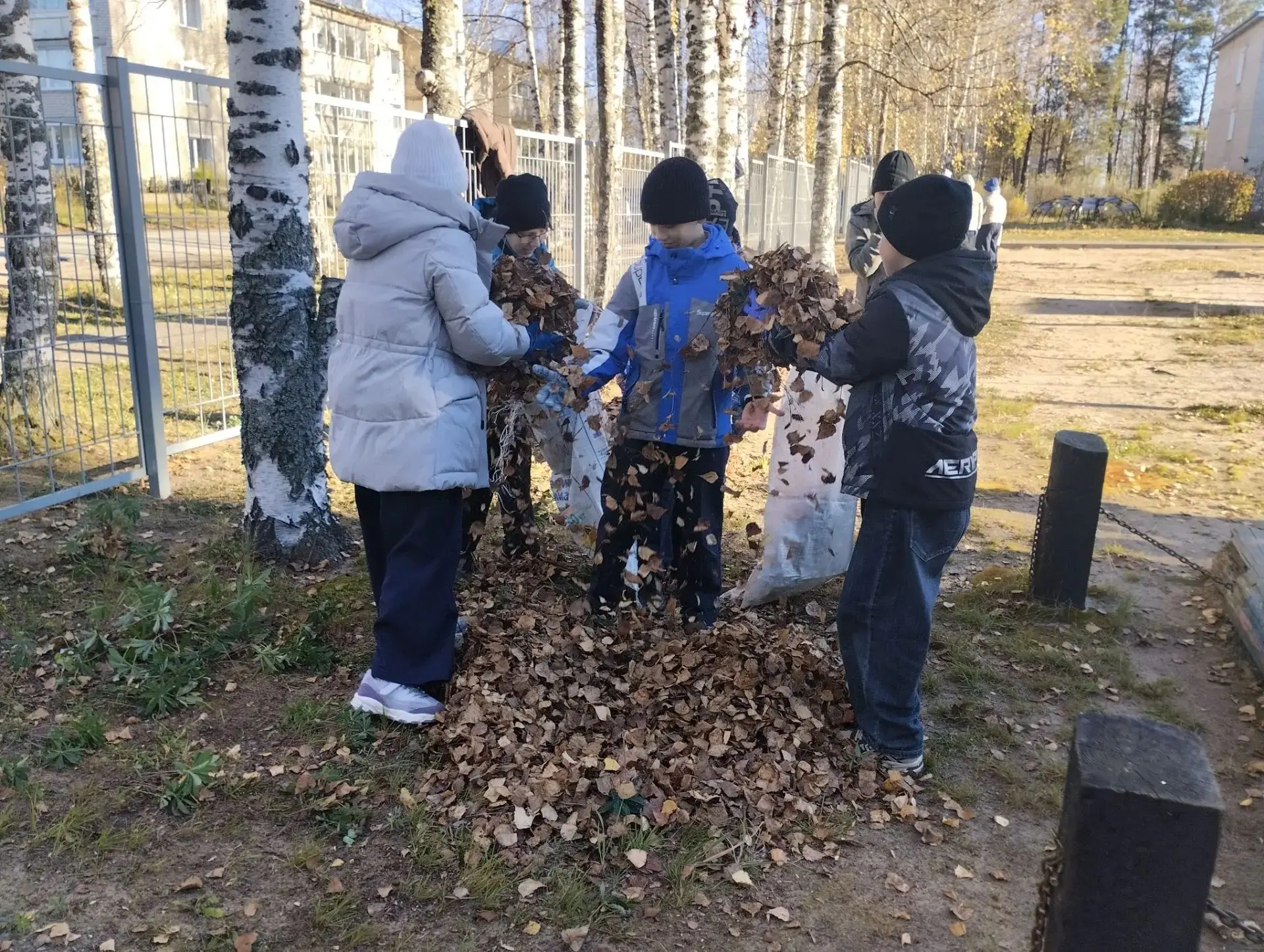Во вторник выдался солнечный денёк и ученики школы дружно вышли на осенний субботник. С...