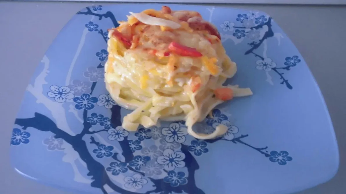 🍝 Гнёзда из макарон с фаршем и овощами — под сметанным соусом и расплавленным сыром. П...