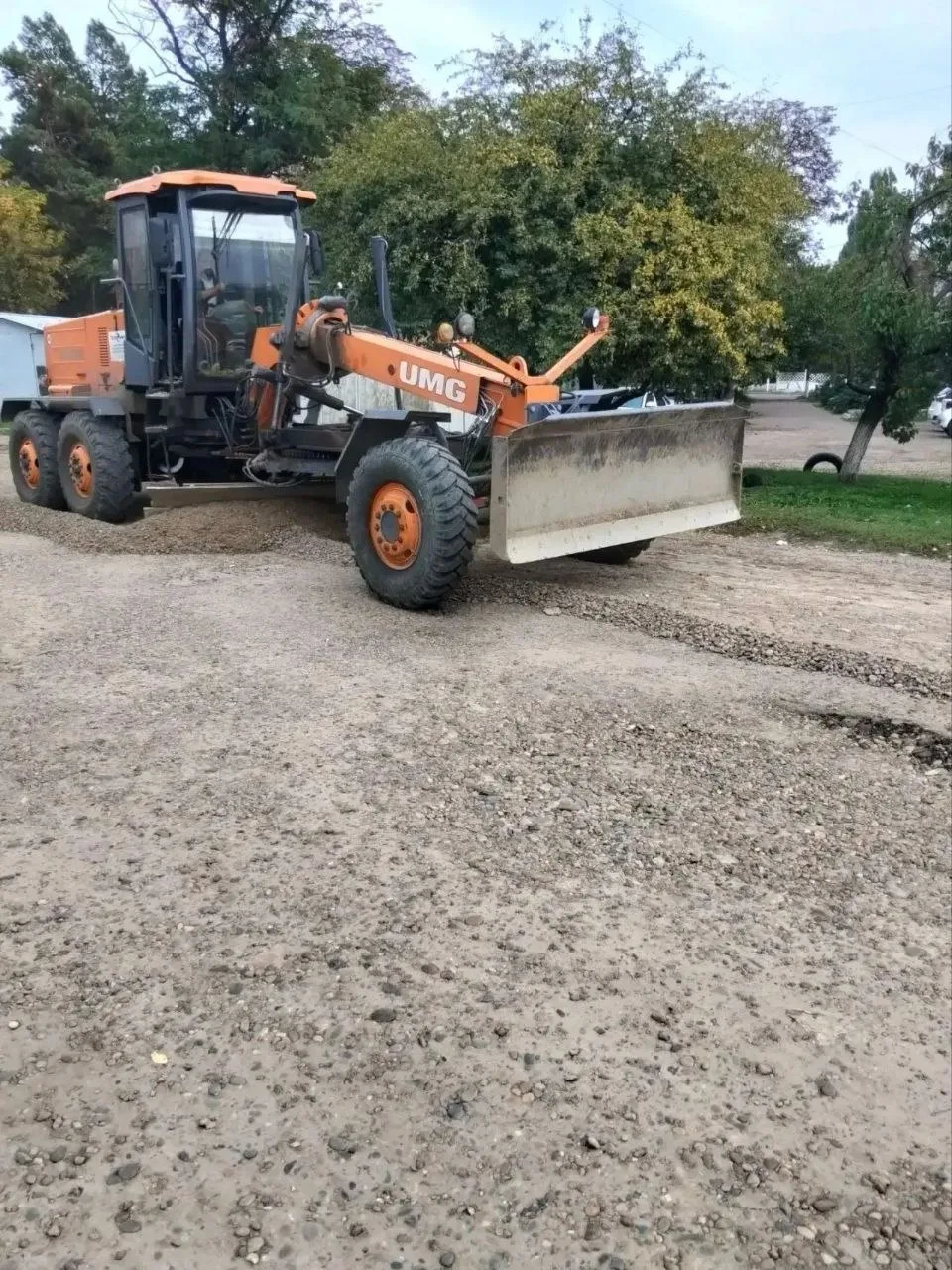 Благоустройство: пер. Диспетчерский и МКР-1 привели в порядок с помощью грейдера, газон...