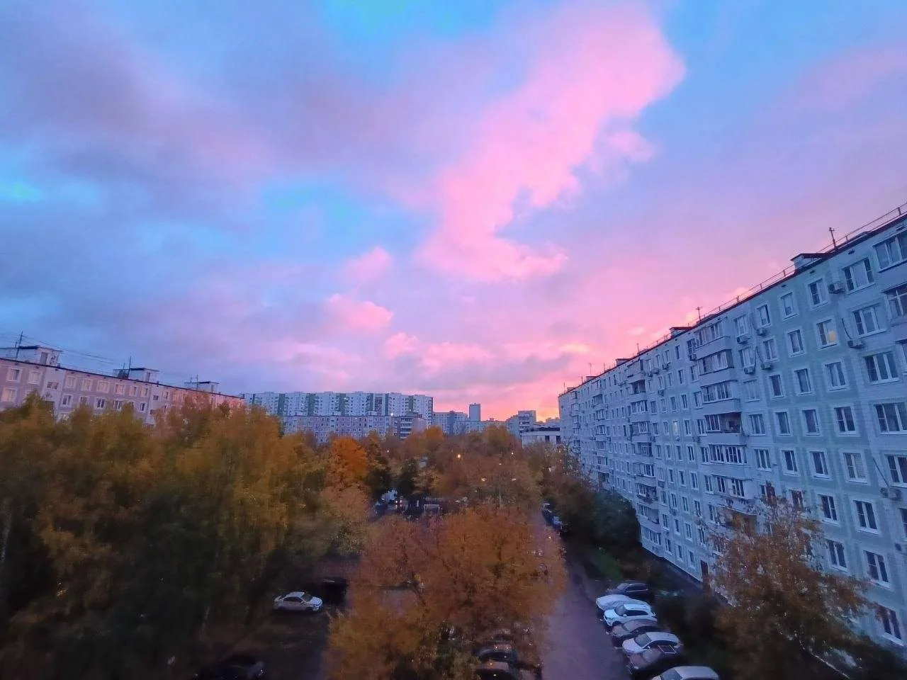 Из внезапного: алый закат украсил дождливую Москву в конце рабочего дня.