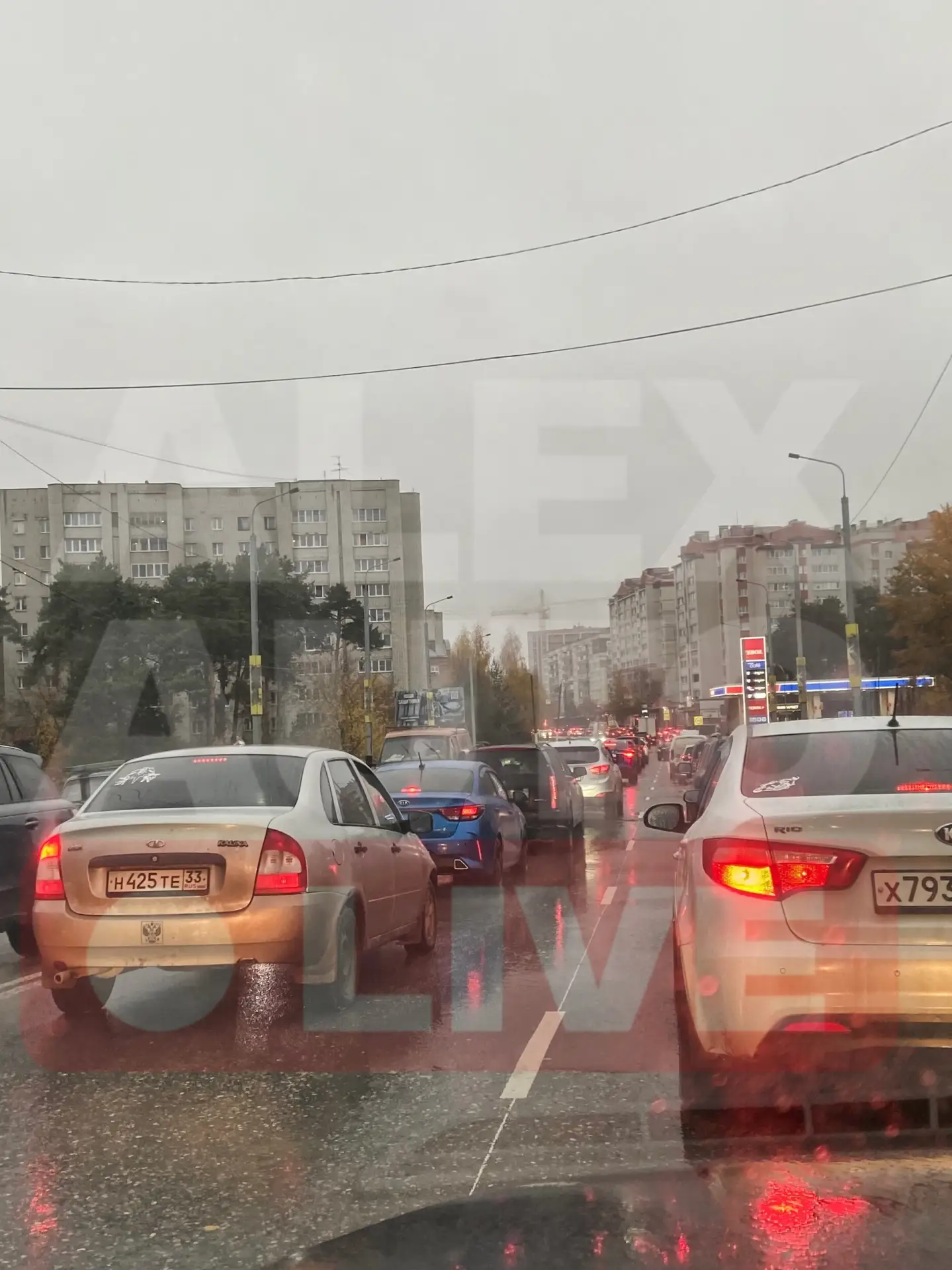 «Сегодня утром водители на Красном переулке в районе „Гермеса“ встали в огромную пробку...