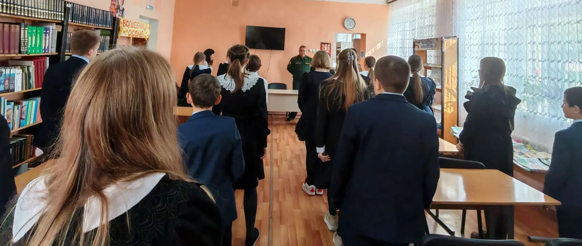 12 октября с учащимися 6 класса сотрудник Центральной детской библиотеки Зайцева Е. М. ...