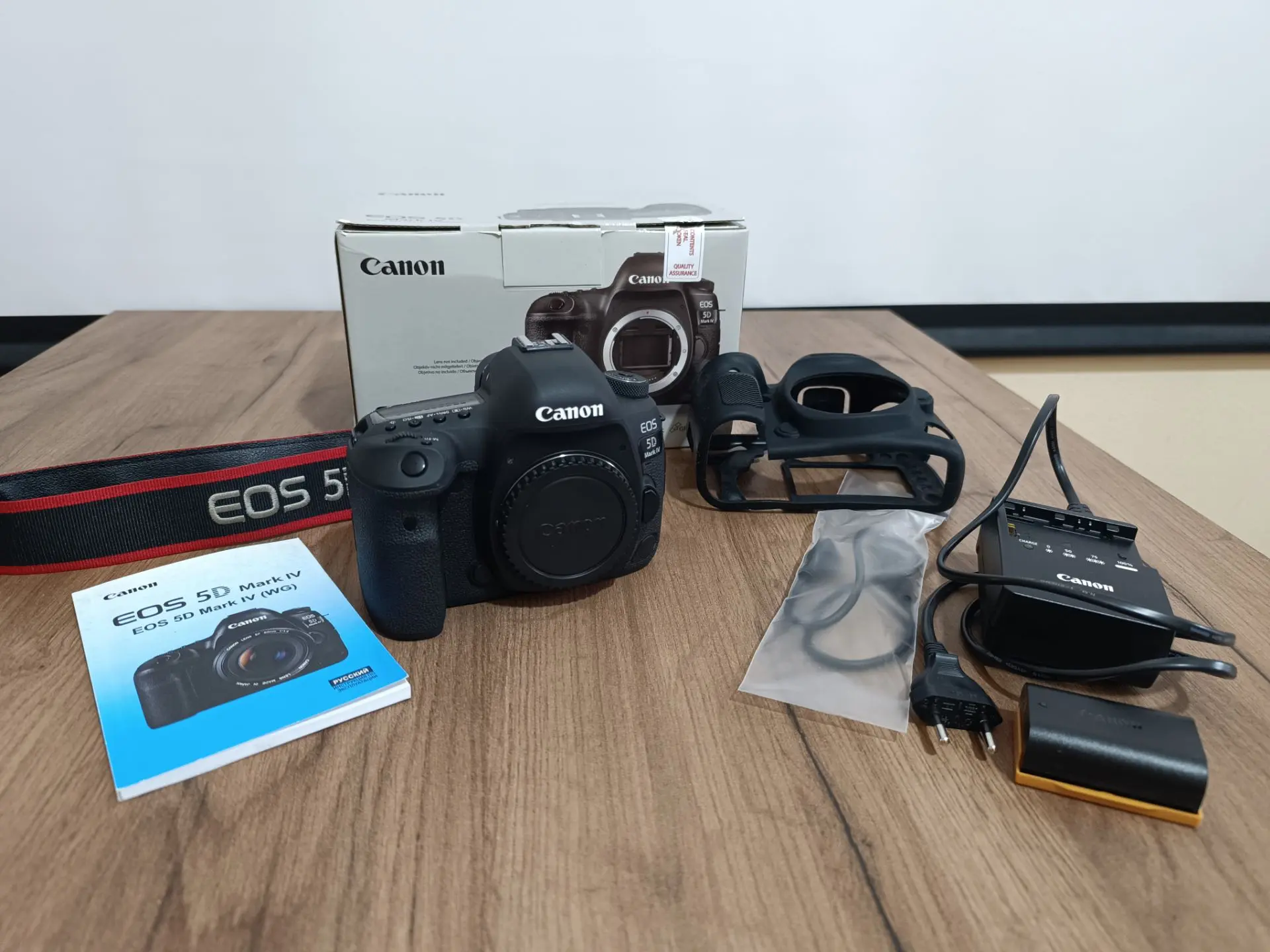 Зеркальная камера Canon EOS 5D Mark IV Body в отличном состоянии, без дефектов и царапи...