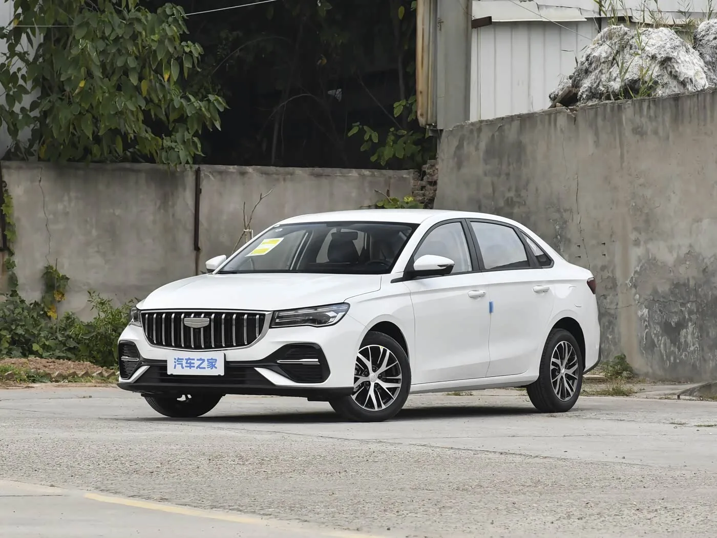 Geely показала обновлённый Emgrand 2027: новый экран Flyme Auto и переработанный дизайн
