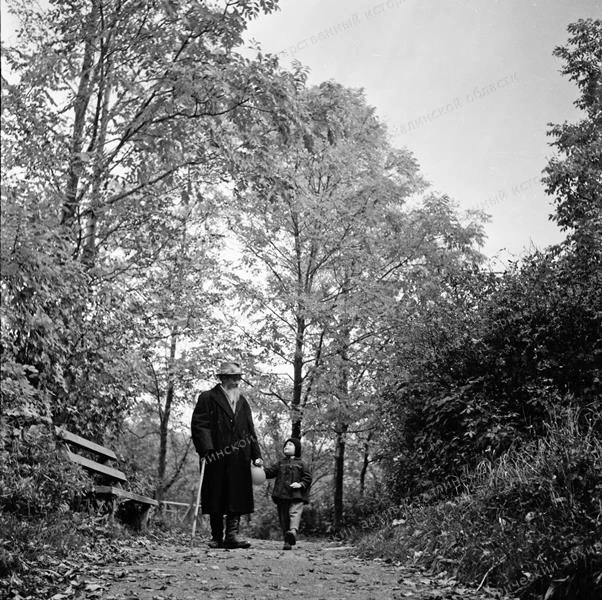 📸 Фотоэтюд «Осенний день в городском парке». г. Южно-Сахалинск. 1950-е гг. Автор съемк...