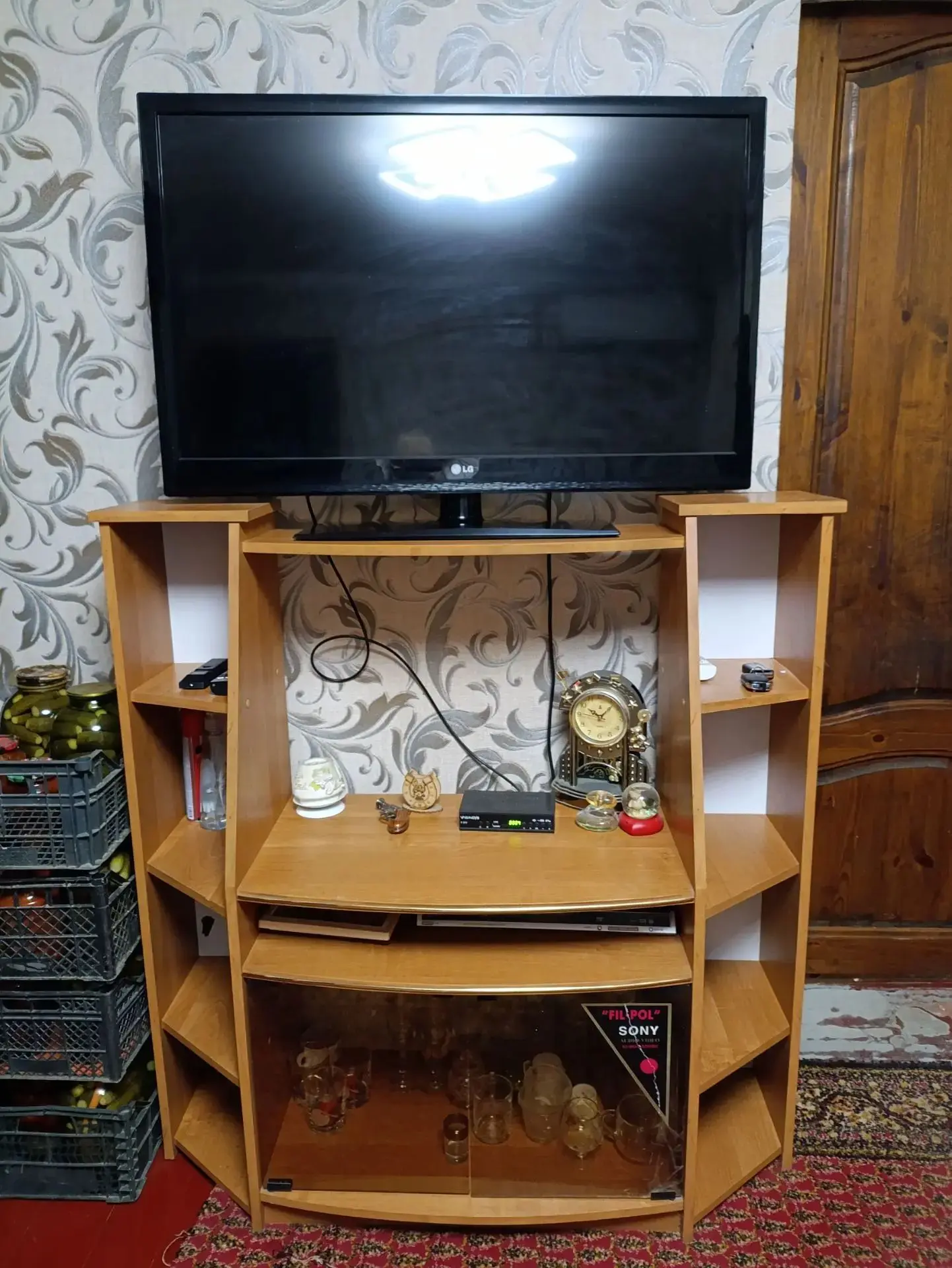 Продам телевизор с тумбой