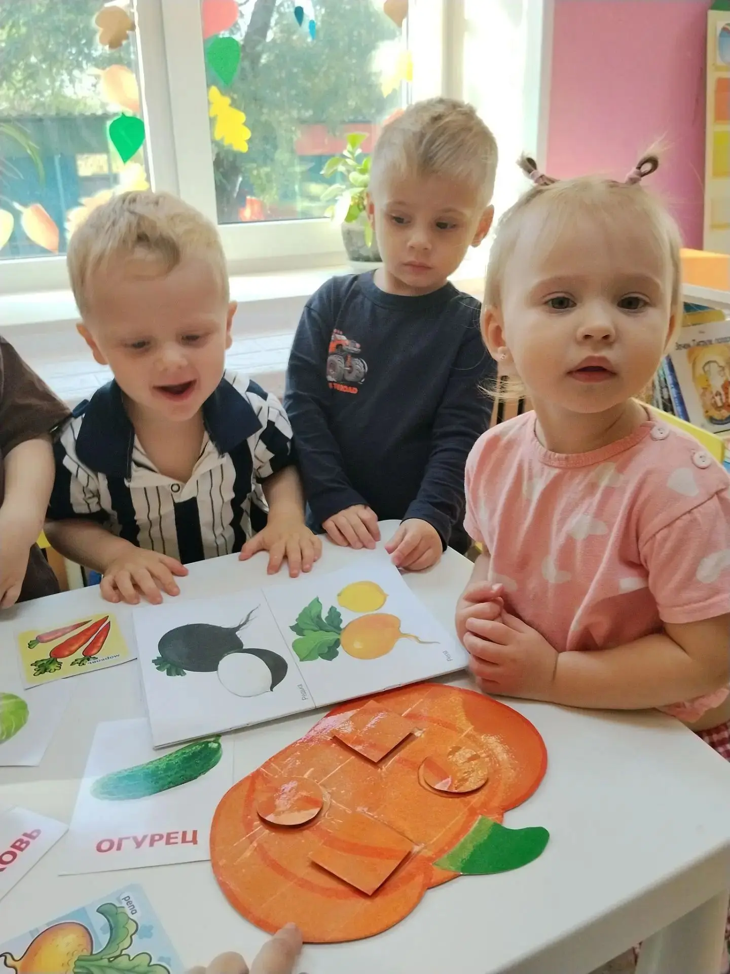 Сегодня у ребят из группы " Одуванчики" был продуктивный день:учили названия овощей, со...
