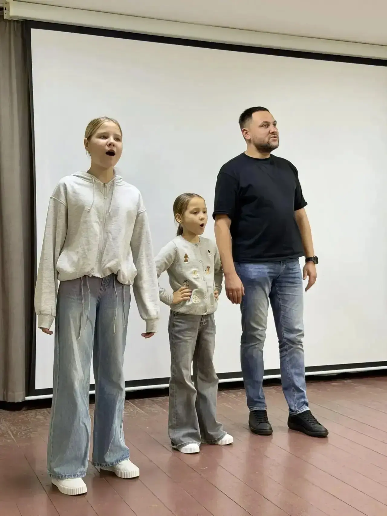 Смирнова Стефания, ученица 2Б класса, и Смирнова Александра, ученица 6Б класса, участни...