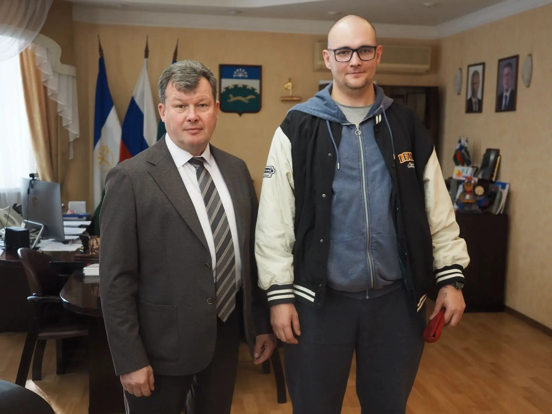 🏅Глава администрации города Сергей Озерцов встретился с участником СВО с позывным «Гри...