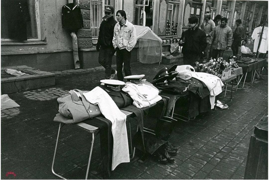 Pacпродaжа coвeтской воeнной фopмы нa yлицe Apбат. Москва, 1992 гoд.