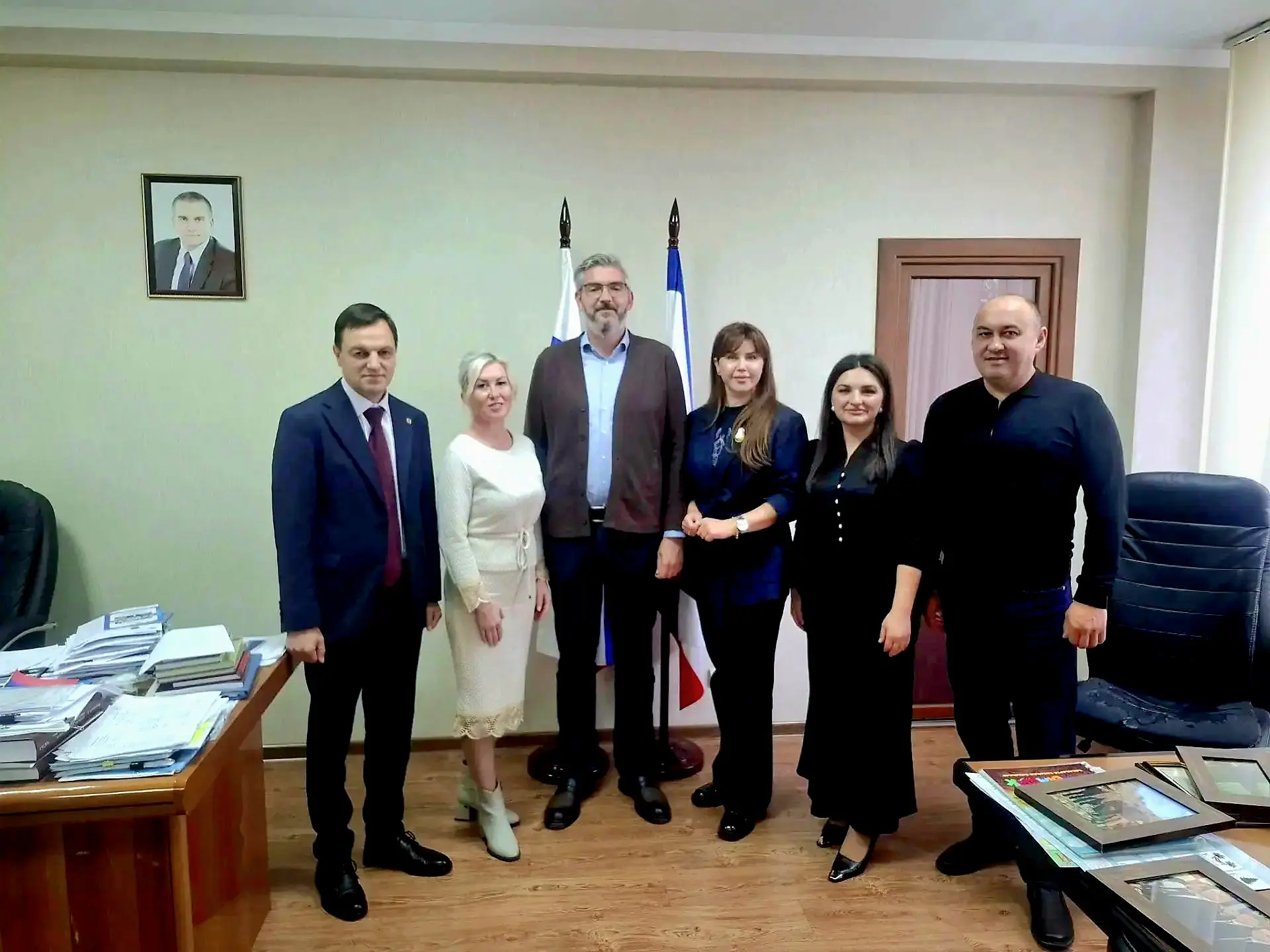 В Госкомнаце Крыма прошла рабочая встреча с представителями Общественной палаты Республ...