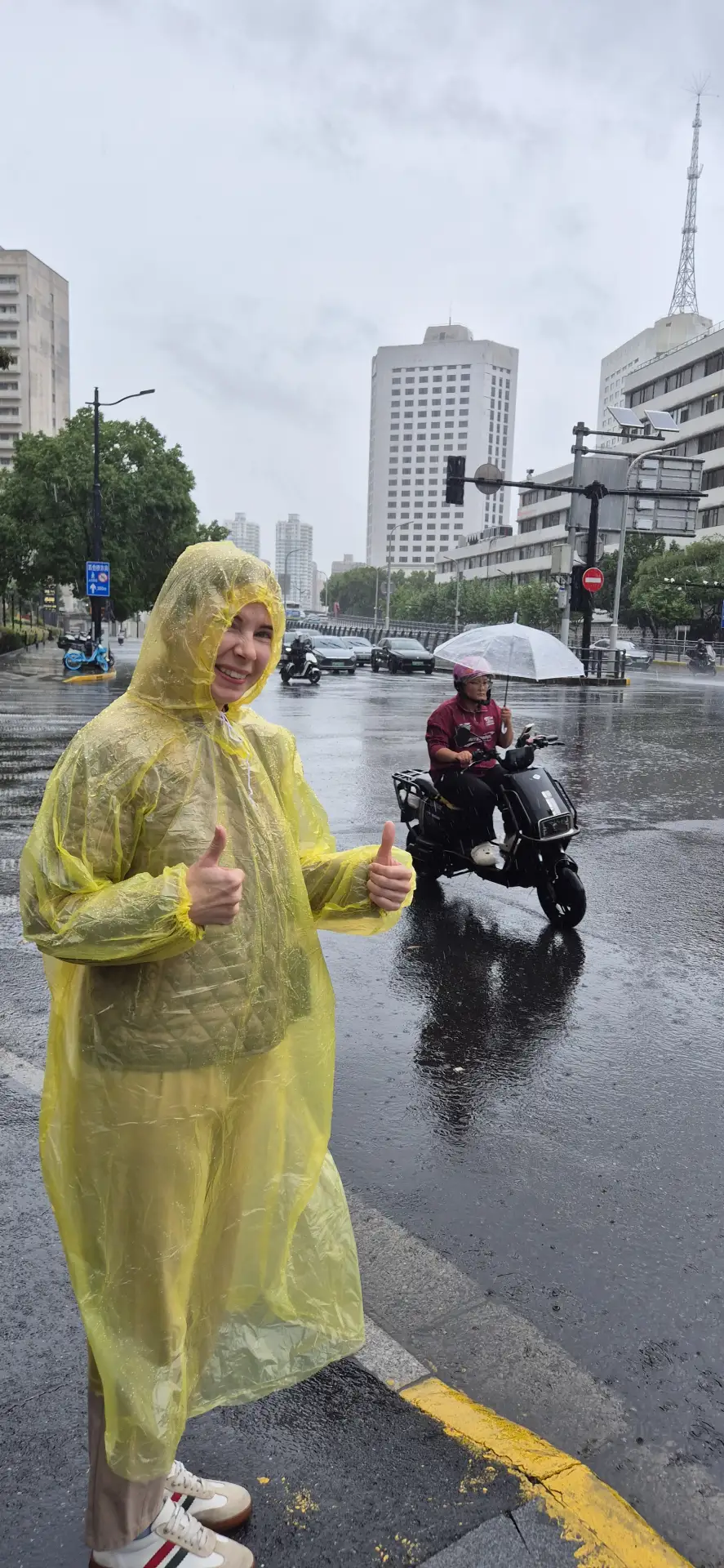 Вчера мы прилетели в Китай, переместились из Пекина в Шанхай, и я забыла вам написать, ...
