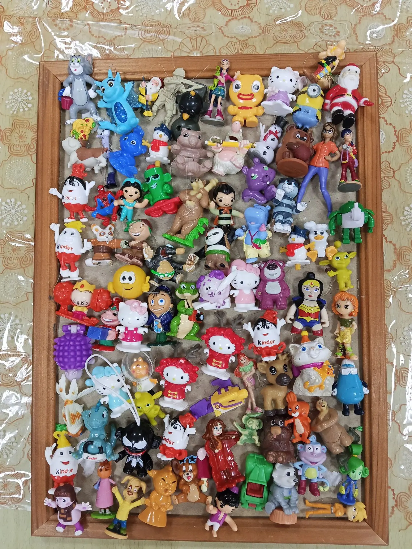 Коллективная работа "Картина из игрушек киндер- сюрприза"