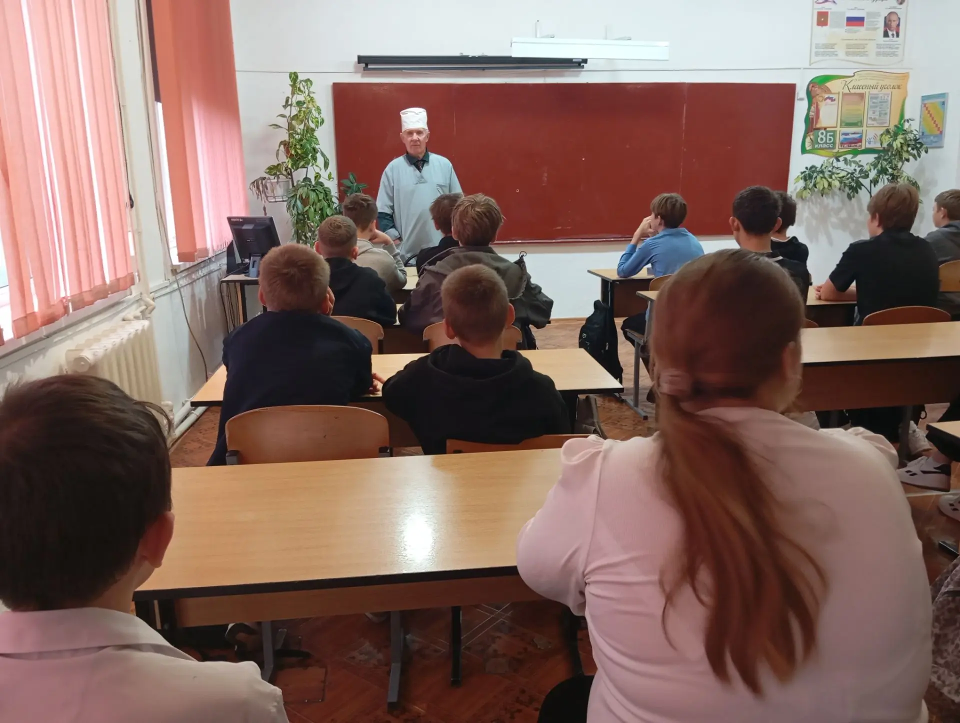 Встреча учащихся 8-х классов с врачом-наркологом Д. Н. Новиковым была посвящена вопроса...