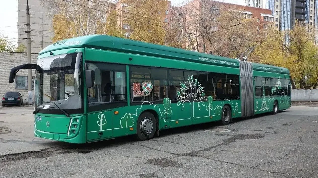 🚎 В Новосибирск из Уфы прибыл троллейбус «гармошка» большой вместимости для испытаний