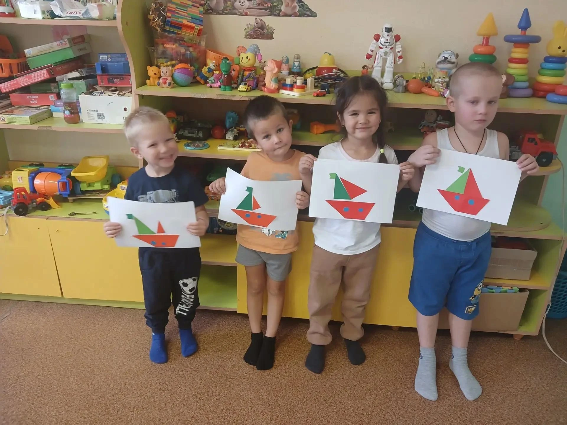 Плывёт, спешит кораблик