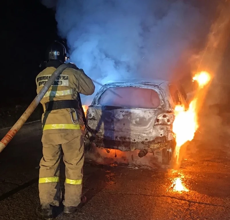 🔥Автомобиль внезапно загорелся во время движения на трассе в Приамурье