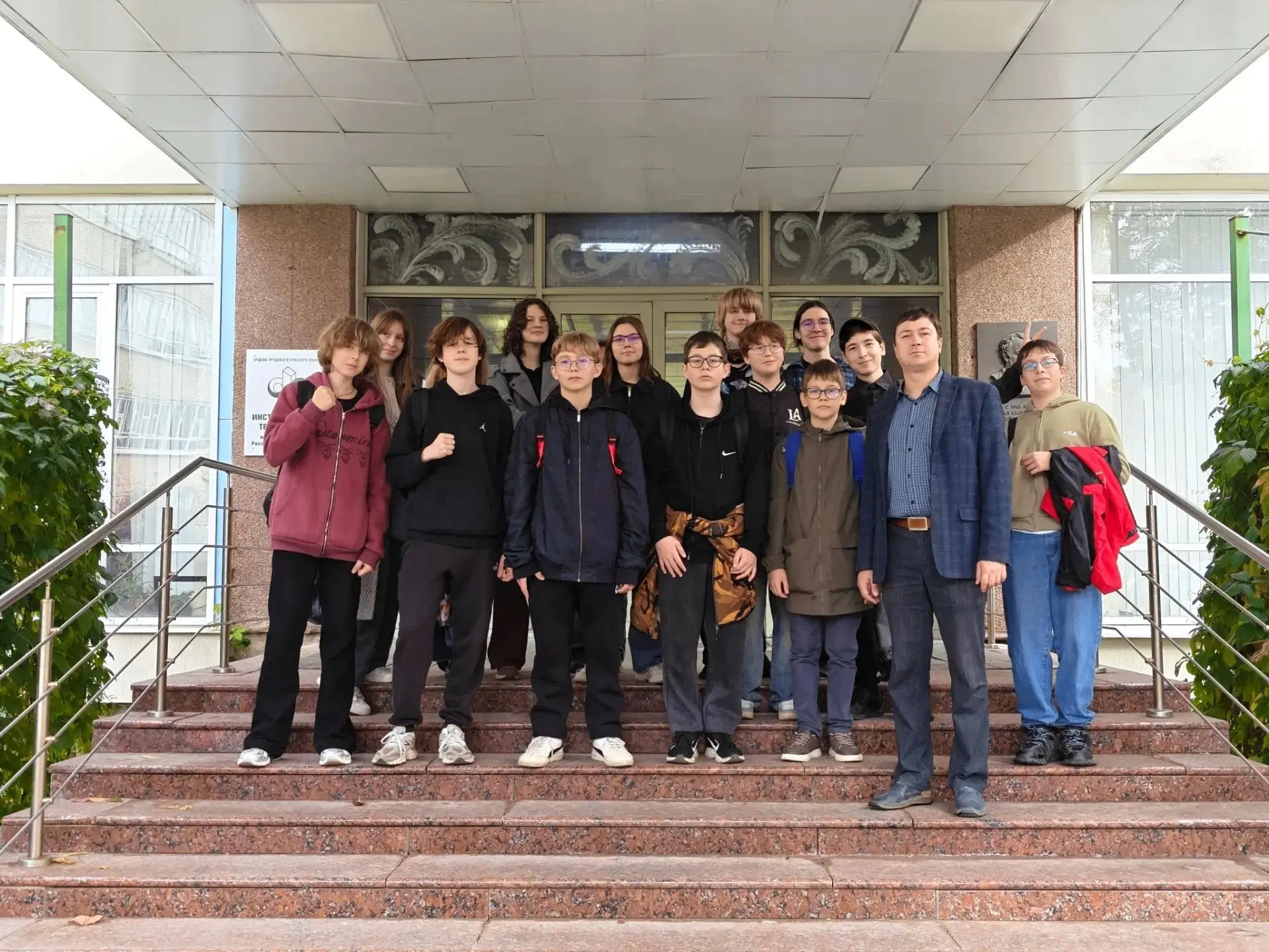 В период осенних каникул учащиеся 8-х классов МОУ "Лицей №8" вместе с учителем физики Д...