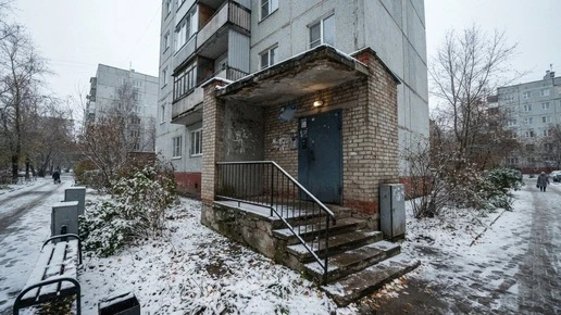 В доме №22 в Екатеринбурге курьер справил нужду в подъезде, жители возмущены