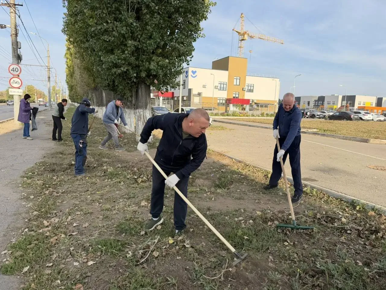 В Энгельсе продолжается осенний месячник по благоустройству. В наведении порядка участв...