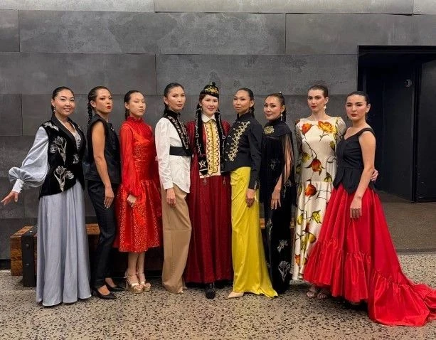 🌟Калмыцкая национальная вышивка, тюльпаны и лотосы блистали на подиуме Недели моды в Н...
