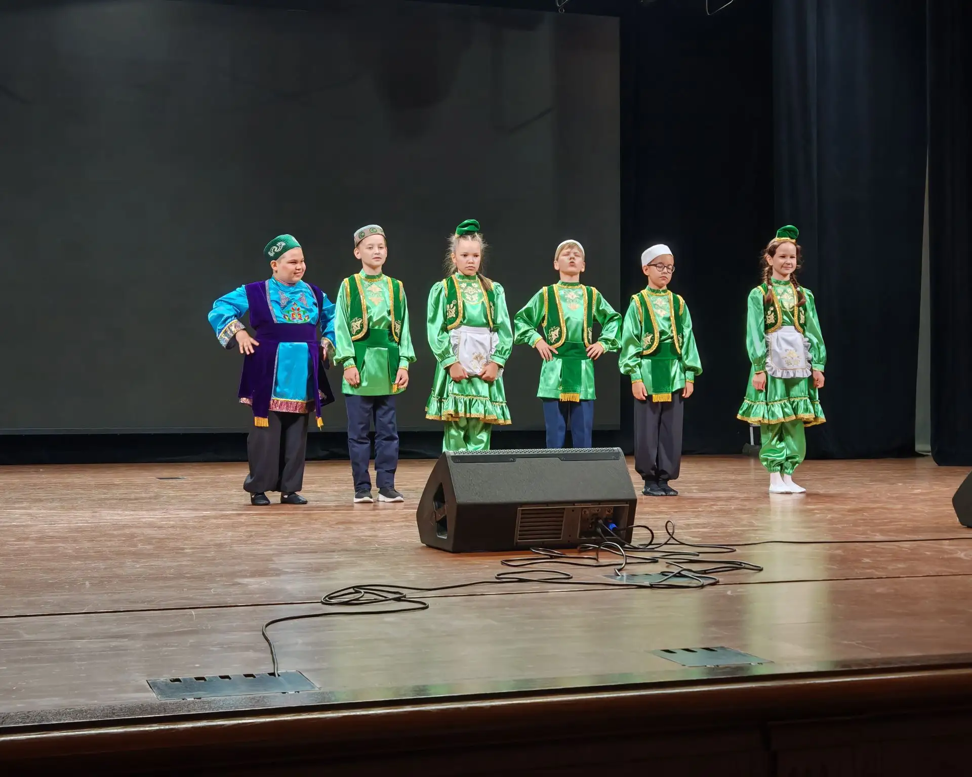 🎉 «Возьмёмся за руки, друзья!» — наши ребята покорили сцену! 🎉