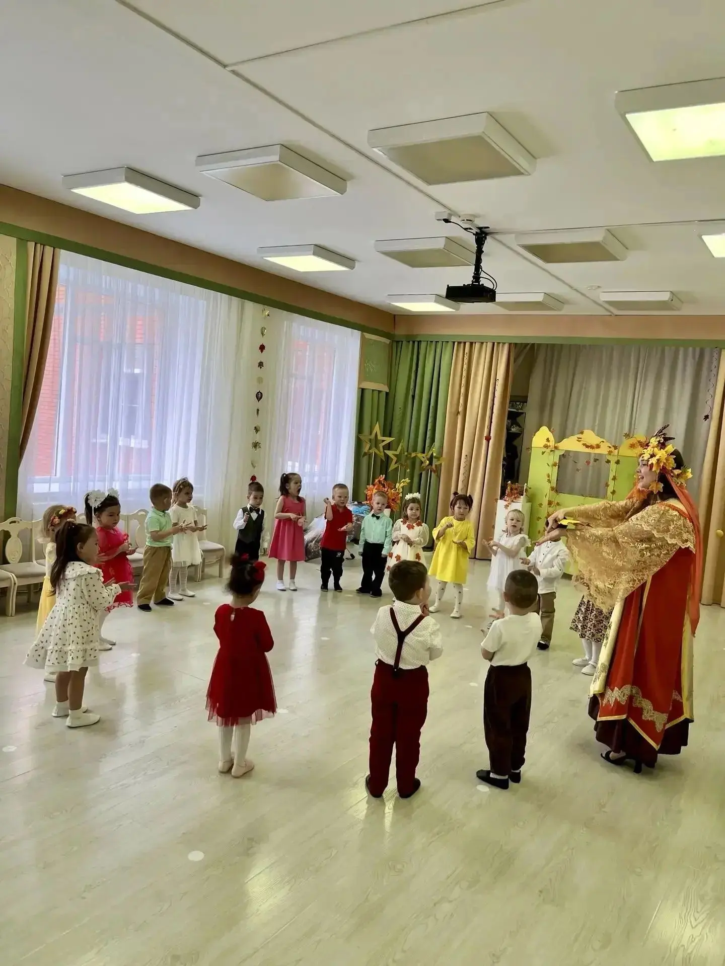 Для ребят из младшей группы «Капельки», которые пришли в детский сад только в этом году...