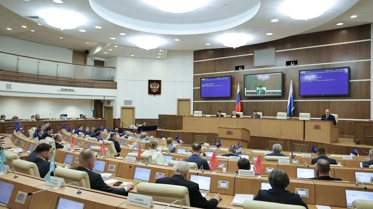 «Невозможно стоять»: Радаев возмутился курением новых депутатов в свердловском ЗакСо