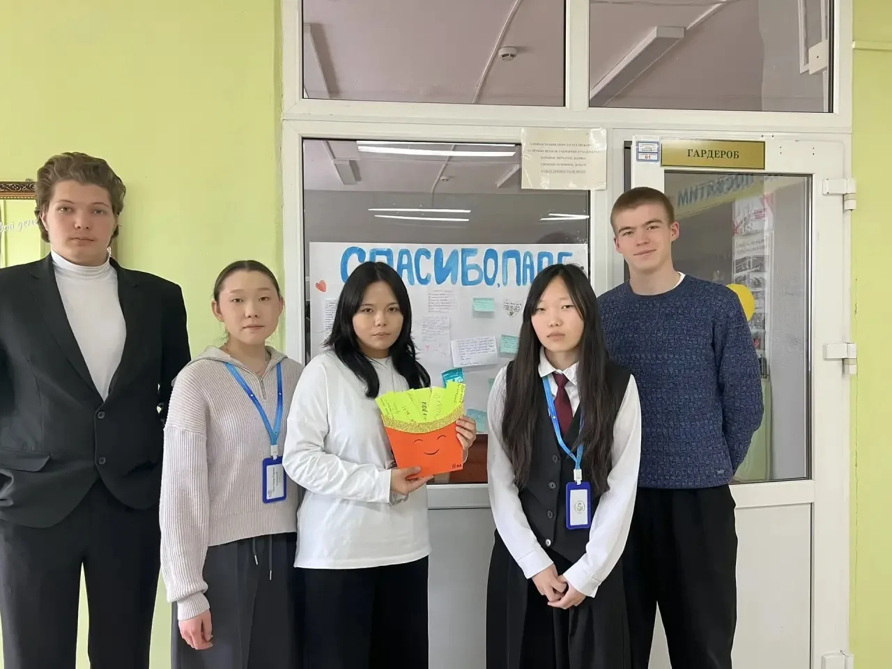 💌 Ученики 11 класса сделали «кармашек счастья» для своих пап