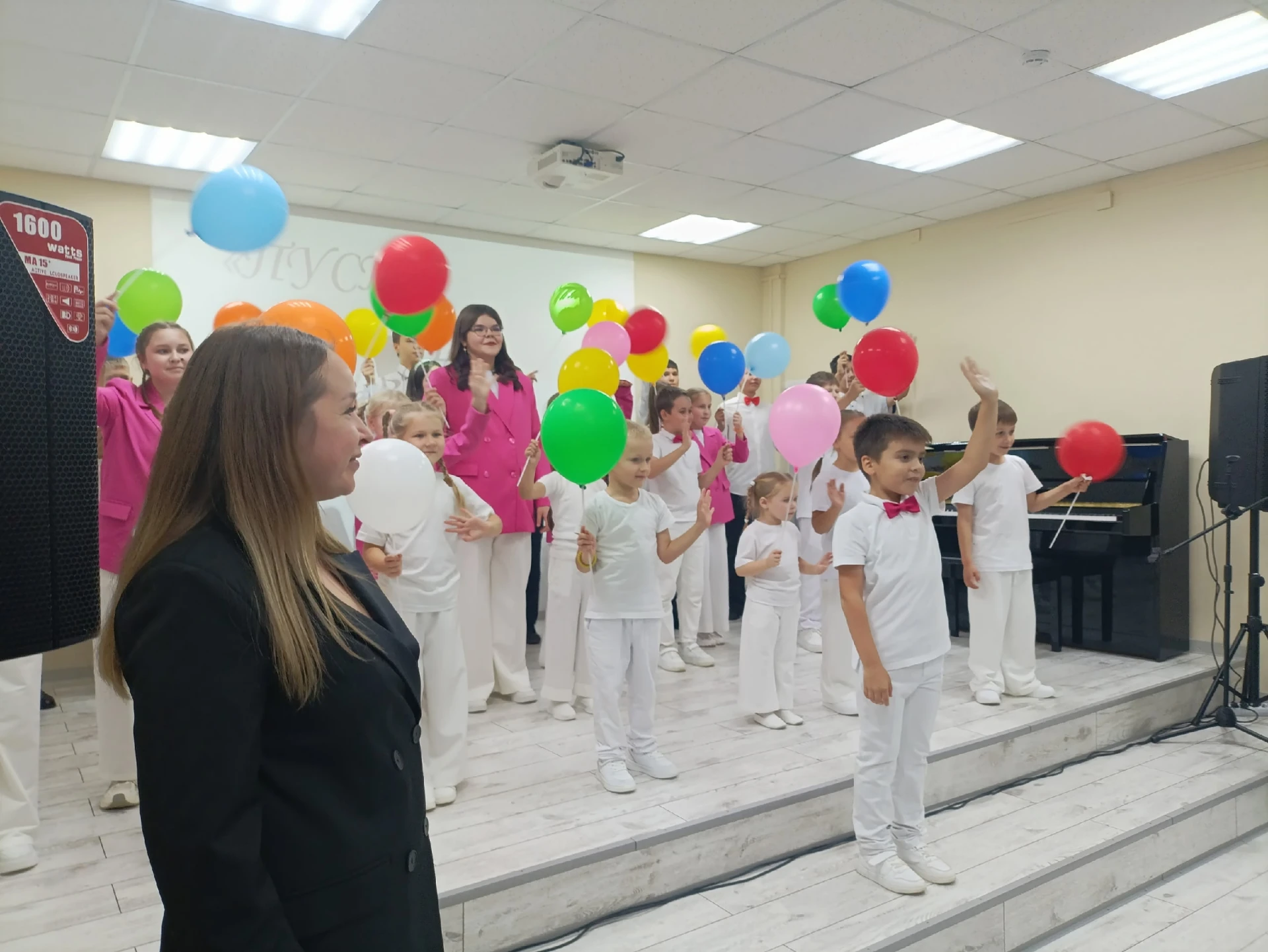 В пятницу, 9 октября в Детской школе искусств, концертный зал и первый этаж здания, в к...