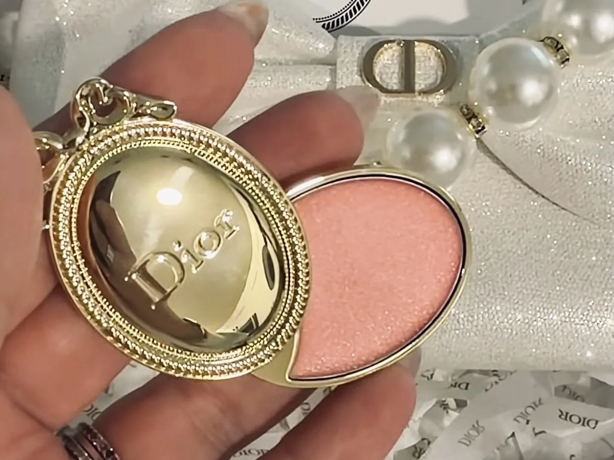 В рождественской коллекции Dior появился Médaillon – бальзам в золотистом футляре-медал...